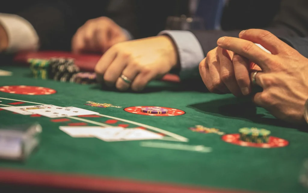 Cosa possono imparare gli scommettitori sportivi dai professionisti del poker?