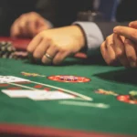 Cosa possono imparare gli scommettitori sportivi dai professionisti del poker?